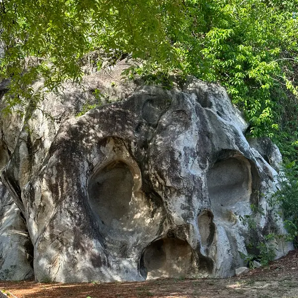 Sunken Skull Rock in Baths National Park